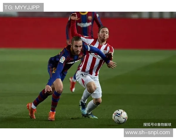 巴塞罗那与里昂精彩对决回顾及赛季亮点分析